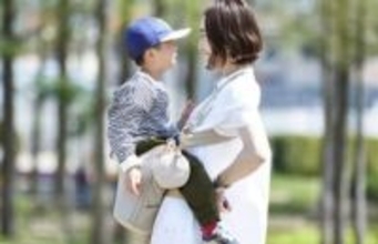 荷物が多いのに→子どもの「抱っこ〜」をラクラク叶える「抱っこバッグ」誕生……異業種メーカーの開発秘話