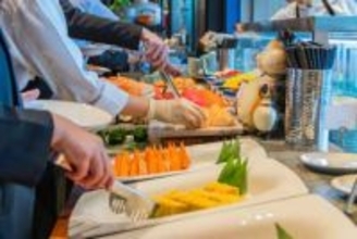 ホテルの朝食会場の混雑を“マグネットで可視化”「革命的」「すべてのホテルに設置してほしい」と話題に