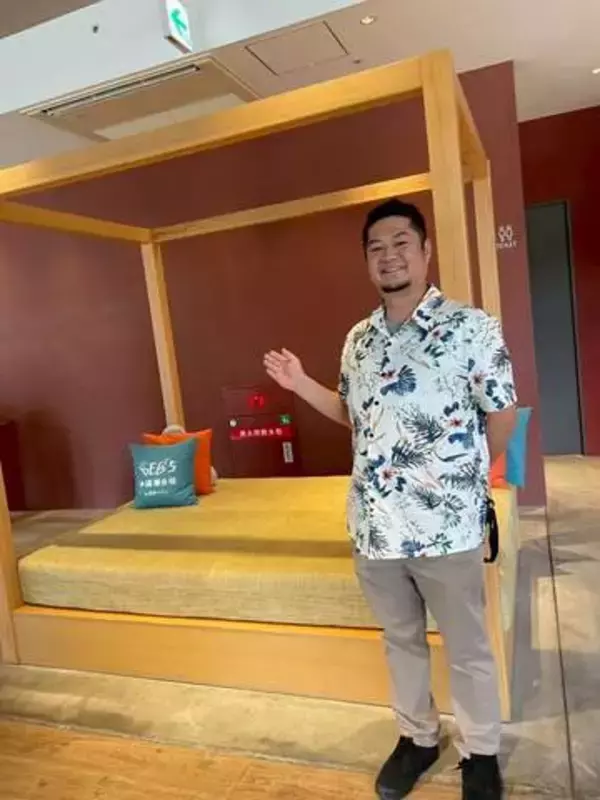 「スタッフやん」「オススメの店聞いてしまう」沖縄旅行の男性　アロハ姿でホテルの前に立つ“施設案内ポーズ”が大反響