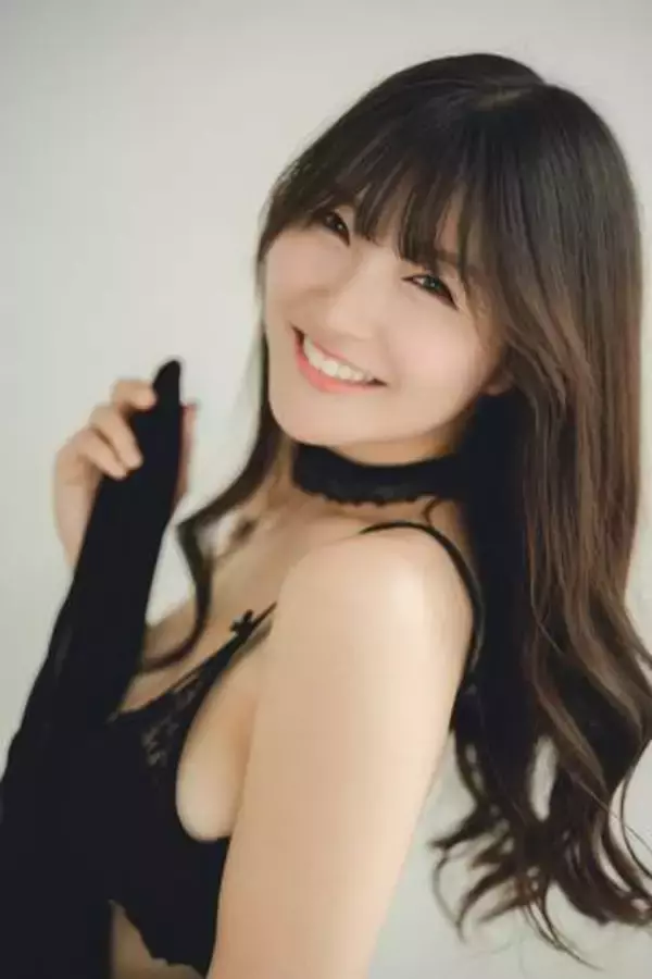 101センチの圧でビキニが飛びそう　原つむぎ写真集表紙は美ワキ全開＆妖艶乱れ髪　「偶然撮れた一枚が表紙になりました」