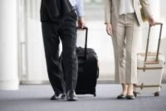 誰もがうらやむ駐妻ポジション　同行するために7割が離職　「キャリアが途絶えてしまう」「帰国後の就労が不安」