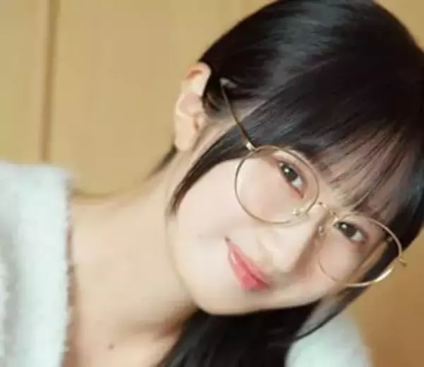 お約束のメイド服披露　人気声優が初写真集　温泉街や川での撮影も