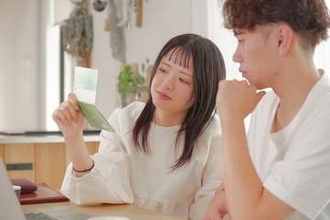 共働きであっても……正社員の4割超が「家計が苦しい」　世帯年収の理想と現実のギャップは「約314万円」、その金額とは……？