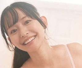 大人の色気、召し上がれ　29歳女優高崎かなみ　うつぶせポーズで女神のヒップラインを披露