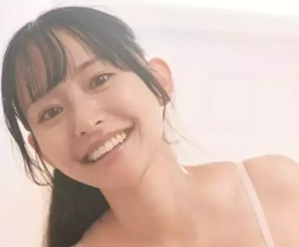 大人の色気、召し上がれ　29歳女優高崎かなみ　うつぶせポーズで女神のヒップラインを披露