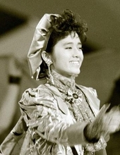 「花の82年組」元人気アイドル歌手、マセラッティとばっさりショート髪で2ショット「誰かと思ったら…」「カッコいいです☆」