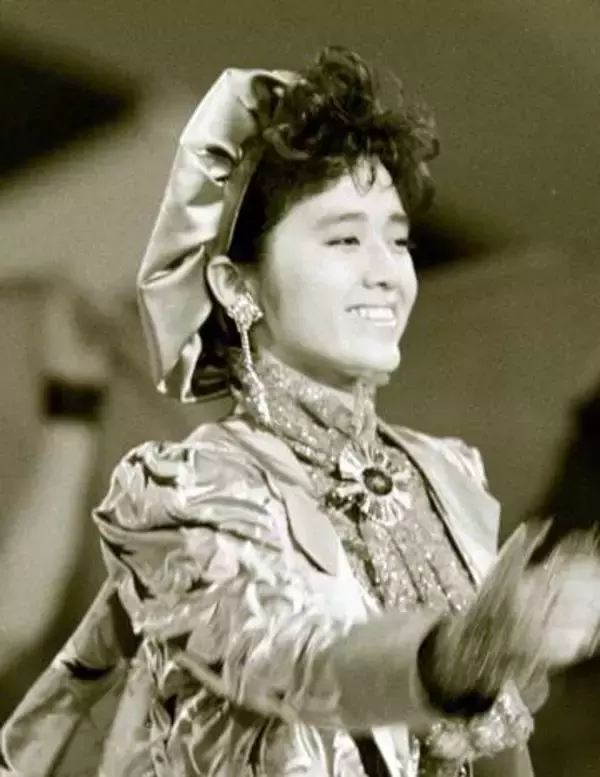 「花の82年組」元人気アイドル歌手、マセラッティとばっさりショート髪で2ショット「誰かと思ったら…」「カッコいいです☆」