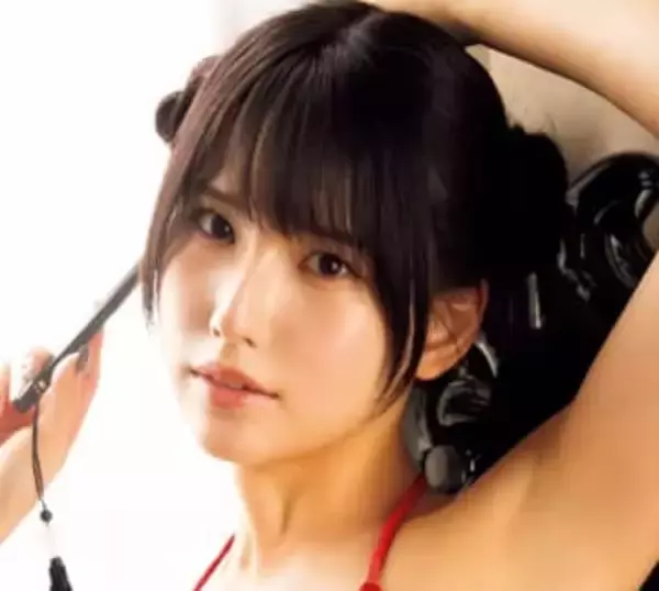 2025年12月解散アイドル　赤色ビキニで曲線美披露　セクシーチャイナドレスで太ももあらわ