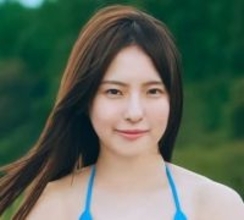 黒の透け衣装でセクシーヒップライン披露　美白肌引き立つ青の三角ビキニ　NGT48センターの1st写真集は鮮烈カットの連続