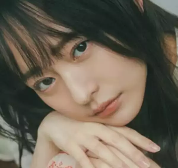 28歳女優の完璧ボディにくぎ付け　花柄のチューブトップランジェリー　セクシードールのあふれる色香