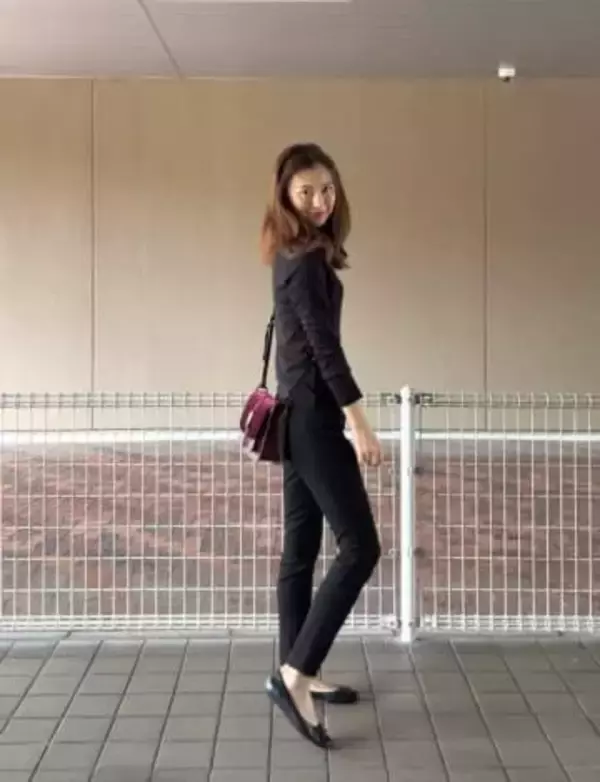 50歳でも“黒一色コーデ”が艶っぽく決まる理由　息子からは「変」と言われても…長身アラフィフがたどり着いたおしゃれ術