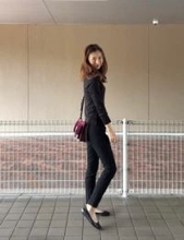 50歳でも“黒一色コーデ”が艶っぽく決まる理由　息子からは「変」と言われても…長身アラフィフがたどり着いたおしゃれ術