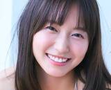 「「えちえちボディ炸裂」 2年ぶりのグラビアはへそ出し純白ハイレグ　28歳女優のむぎゅっポーズにファン歓喜」の画像1