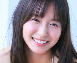 「えちえちボディ炸裂」 2年ぶりのグラビアはへそ出し純白ハイレグ　28歳女優のむぎゅっポーズにファン歓喜