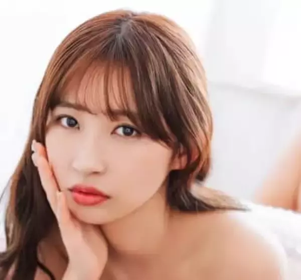 光沢あるシルバービキニ　元HKT美女が大人フェロモン放出　デジタル写真集「LUMINOUS」