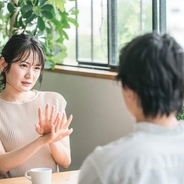 職場では好印象残す謙虚な人、婚活では不利？　「ネクタイ、すてきですね」「いや、安物ですから」→過度な謙遜は拒絶のメッセージになる恐れ【婚活スクール講師が解説】