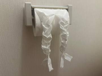 出社ギリギリの朝、トイレで3歳娘の無茶ぶりに応えた母の力作に「尊敬しかない」と称賛の声「発想が面白いね！」