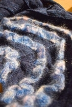 「見たいから隣に座ったのよ」電車で編み物をしていた女性　乗客が増え、手を止めようとしたら…隣のご婦人がかけた言葉　降りる駅まで続いた会話