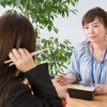 地獄の休憩時間　「それおいしくない」「それ間違ってる」　会話の端々に否定フレーズを差し込む同僚にげんなり…雑談を避けるため、無言を貫くべきですか？【産業カウンセラーが解説】