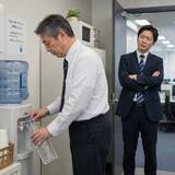 「オフィスに置かれたウォーターサーバー　空の2Lボトル持参し毎日給水する男性社員→総務担当者の注意にまさかの逆ギレ！【弁護士が解説】」の画像1