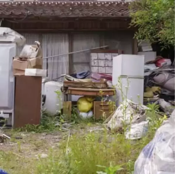 悪臭・ハエ・飛び散るゴミ…でも怖くて言えない！ごみ屋敷の隣人トラブルの正しい対処法【弁護士が解説】