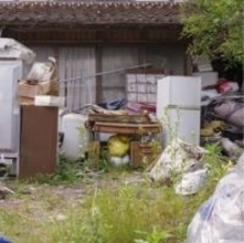 悪臭・ハエ・飛び散るゴミ…でも怖くて言えない！ごみ屋敷の隣人トラブルの正しい対処法【弁護士が解説】