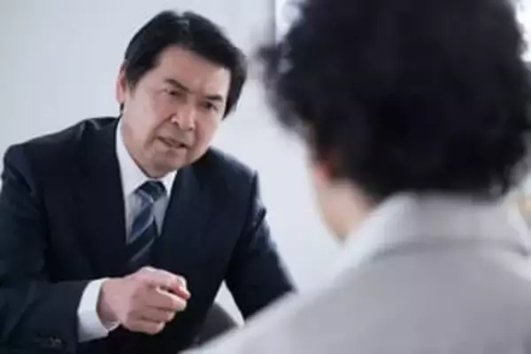 職場での嫌がらせを上司に相談「お前が悪い」→精神的に追い詰められて退職決意を伝えると……損害賠償で引き止める会社は違法？【社労士が解説】