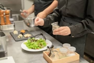 「2025年にバイトテロ発生」企業は約4社に1社　ホテル・旅館の接客業は3位、最も多く発生した業種は？