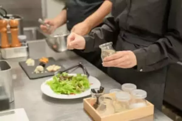 「2025年にバイトテロ発生」企業は約4社に1社　ホテル・旅館の接客業は3位、最も多く発生した業種は？