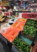 ロピアの野菜詰め放題500円に挑戦　丸いものは土台、長いものを刺して…袋から大根が突き出す“野菜タワー”に　タマネギ、ジャガイモなど山盛り