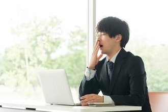 会議中に集中力がプツン　強い眠気に襲われる50代　正社員の4人に1人が睡眠6時間未満【正社員600人調査】