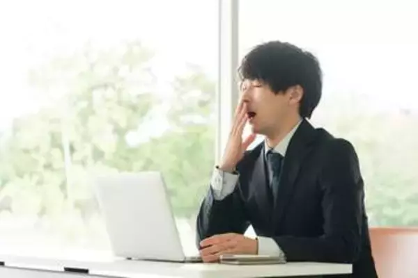会議中に集中力がプツン　強い眠気に襲われる50代　正社員の4人に1人が睡眠6時間未満【正社員600人調査】