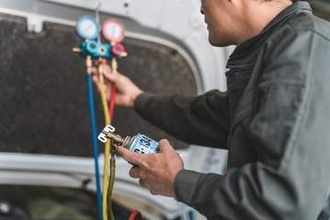 車のエアコンガス補充、実は自分でもできるが要注意　過充填で逆に効かなくなることも…費用の目安と注意点を整備士が解説