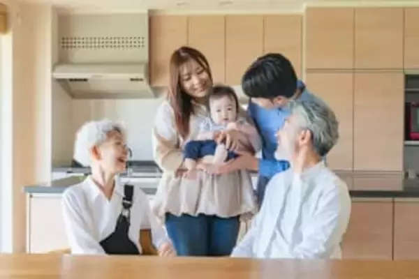 子育てパパ・ママの8割以上が「実家との距離は子育てのしやすさに影響がある」　では実家との理想の距離は？