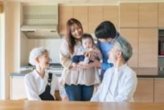 子育てパパ・ママの8割以上が「実家との距離は子育てのしやすさに影響がある」　では実家との理想の距離は？