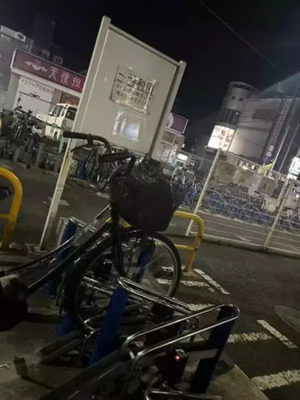 駐輪場で「自分の自転車に帰ってきたら、先客乗ってるw」その正体は…「目が光ってるの怖すぎて笑った」
