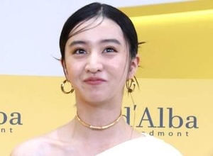 ゴールドのボディスーツにドキッ　Koki, が大胆ランジェリー姿で美ボディ披露