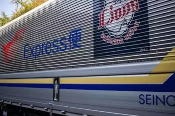 屋根も側壁も外して超ワイルド　西濃運輸を卒業したトラックがタンザニアで劇的変身　原型ゼロでも残るロゴに元親会社「胸アツ」