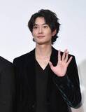 「「韓国でもカッコ良い」36歳俳優　出演ドラマの大胆なオフショット姿に騒然　「tattooよりも美肌に目が」「血まみれでも洗濯でも全部かっこいい」」の画像1
