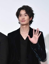 「韓国でもカッコ良い」36歳俳優　出演ドラマの大胆なオフショット姿に騒然　「tattooよりも美肌に目が」「血まみれでも洗濯でも全部かっこいい」