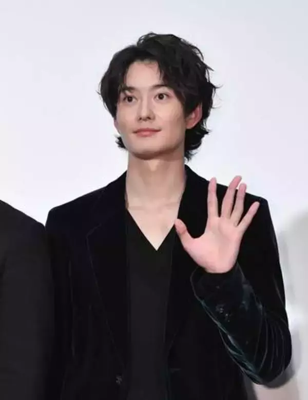 「韓国でもカッコ良い」36歳俳優　出演ドラマの大胆なオフショット姿に騒然　「tattooよりも美肌に目が」「血まみれでも洗濯でも全部かっこいい」