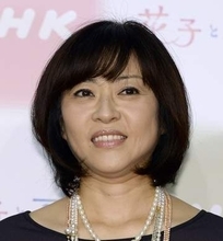 還暦の元女性アイドル歌手　名車とのコラボでクールビューティーに激変　「カッコイイ」「拡大して確認しました」「違う人みたい」