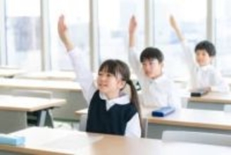 「どのようなおとなになりたい？」小中学生の最多回答は「お金をたくさんかせいでいる」　「早くおとなになりたい」は54.9％