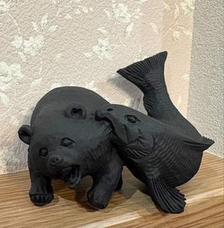 「え！ちょっと待って、逆じゃない？」母から届いた北海道土産の定番　よく見ると熊の目には涙　噛みつかれてるのは鮭ではなく…