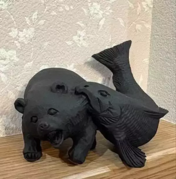 「え！ちょっと待って、逆じゃない？」母から届いた北海道土産の定番　よく見ると熊の目には涙　噛みつかれてるのは鮭ではなく…
