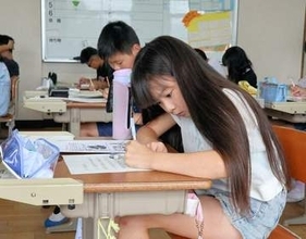 京都の小学生が英チャールズ国王に「手紙」を書いたワケ　「ぜひ来てください」実は歴史的背景が