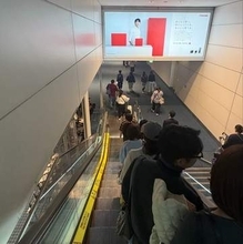 羽田空港の朝の名物？　エスカレーターで「立ち位置」を切り替え忘れている大阪からの降機客　東京では右空けですよ！