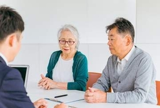 シニア世代の3人に1人が「株式投資」　金融資産総額の中央値は「1000万円」、投資をしてない人は？