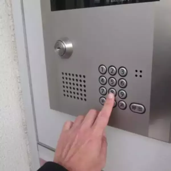 オートロックを配達員が解錠!? マンションのオートロック解除は本当に安全？【元警視庁警察官が解説】