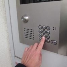 オートロックを配達員が解錠!? マンションのオートロック解除は本当に安全？【元警視庁警察官が解説】